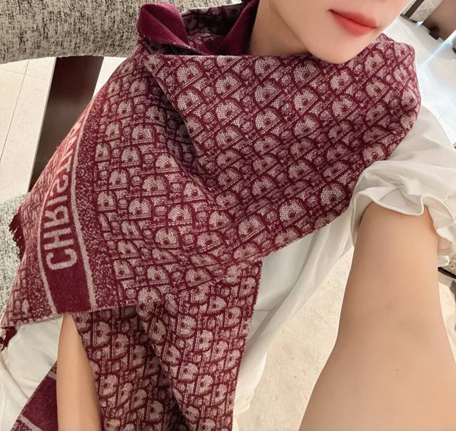 Dior 迪奥 围巾极品迪奥大胆创新力作 是奢华高贵与有序排列的Logo碰撞一起 迸发出来的火花 迷人的色彩艳丽夺目 黑体字样图案重新引领潮流 以没有规则 没有