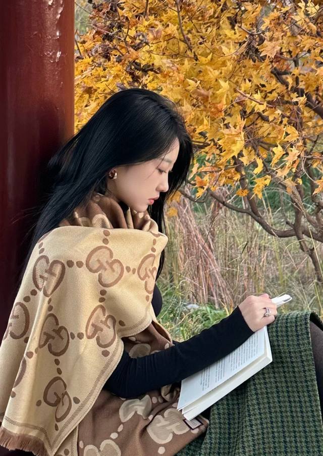 Gucci精纺提花双面羊毛！官网同步发售！非常实用推荐款，限量的配色，男女围都特别好看！！三个色。经典Gg图案是品牌在30年代开始使用的标志性元素之一，历经近一