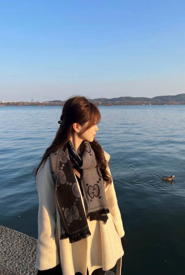 Gucci精纺提花双面羊毛！官网同步发售！非常实用推荐款，限量的配色，男女围都特别好看！！三个色。经典Gg图案是品牌在30年代开始使用的标志性元素之一，历经近一