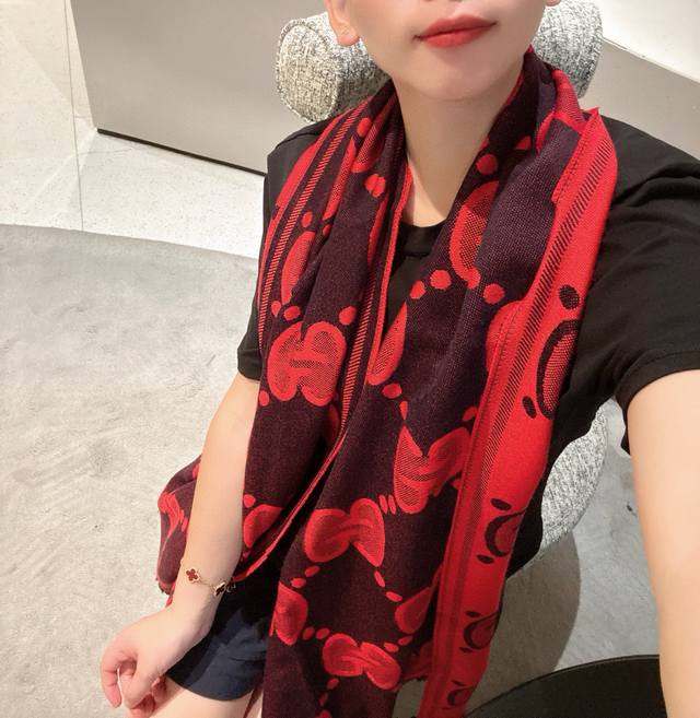 Gucci精纺提花双面羊毛！官网同步发售！非常实用推荐款，限量的配色，男女围都特别好看！！三个色。经典Gg图案是品牌在30年代开始使用的标志性元素之一，历经近一