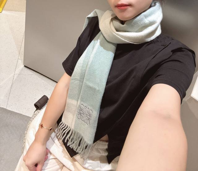 罗意威 男女围巾 怒赞自留，难得的高端男款！家属福利！巴宝莉非常正的男士围巾~面料大爱，非常柔软细腻舒服，轻度水波纹！大气简约，超级好看的男神配色，任何男生都会