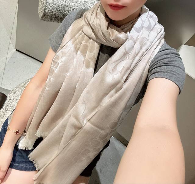 Coach经典款围巾 大披肩。每个颜色都好看超级舒适的款，大气奢华，中等厚度，可做披肩，办公室冷气足的时候，这种围巾最实用啦，又漂亮又保暖 尺寸195*65