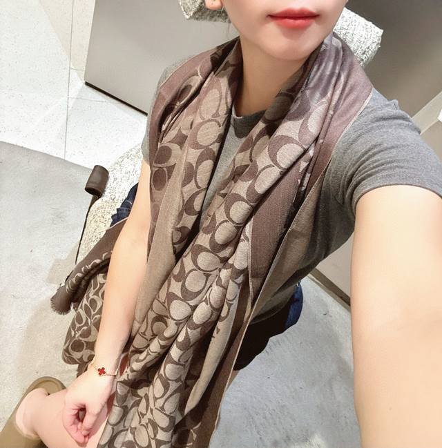 Coach经典款围巾 大披肩。每个颜色都好看超级舒适的款，大气奢华，中等厚度，可做披肩，办公室冷气足的时候，这种围巾最实用啦，又漂亮又保暖 尺寸195*65