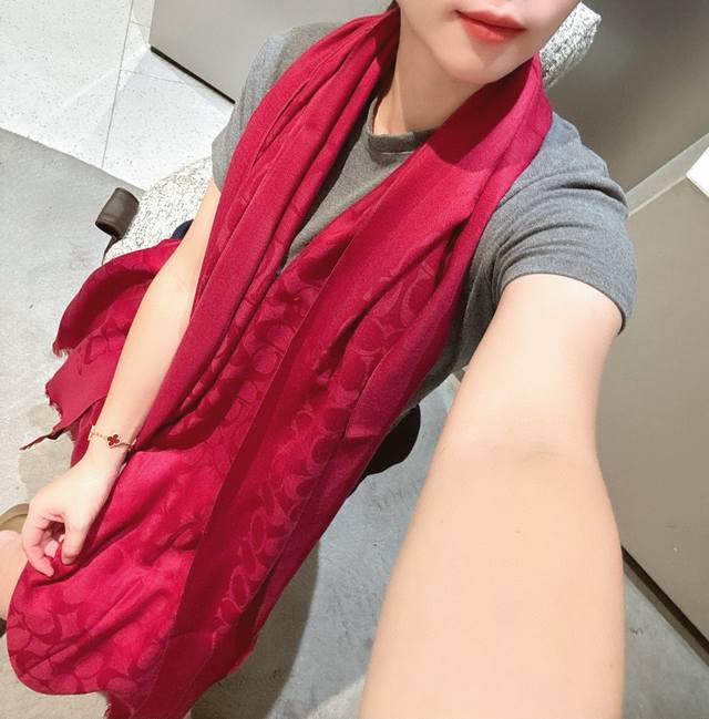 Coach经典款围巾 大披肩。每个颜色都好看超级舒适的款，大气奢华，中等厚度，可做披肩，办公室冷气足的时候，这种围巾最实用啦，又漂亮又保暖 尺寸195*65