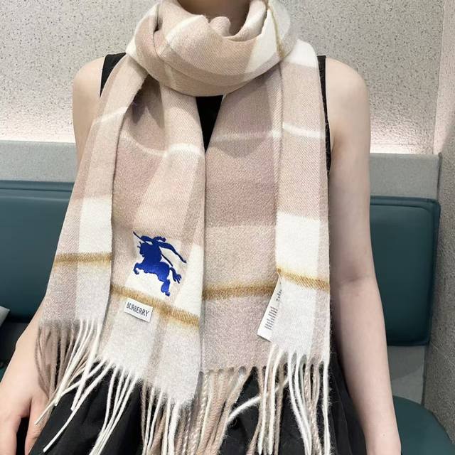 爆款双面羊绒专柜同步 经典设计完美，若隐若现的巴宝利标志，强烈推荐手慢无千万别去专柜买代购就要3800+绝对一模一样价格P真心好， 2025质地非常亲肤柔软 ，