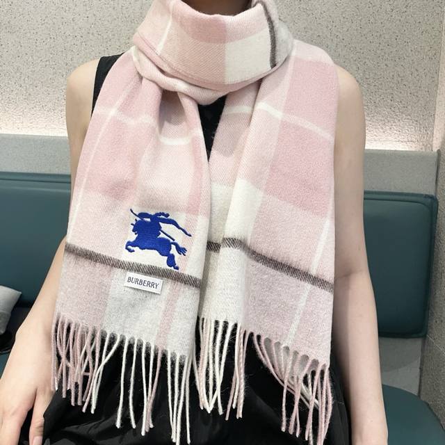 爆款双面羊绒专柜同步 经典设计完美，若隐若现的巴宝利标志，强烈推荐手慢无千万别去专柜买代购就要3800+绝对一模一样价格P真心好， 2025质地非常亲肤柔软 ，