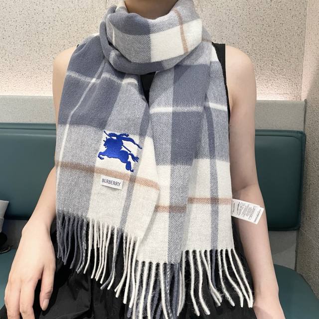 爆款双面羊绒专柜同步 经典设计完美，若隐若现的巴宝利标志，强烈推荐手慢无千万别去专柜买代购就要3800+绝对一模一样价格P真心好， 2025质地非常亲肤柔软 ，