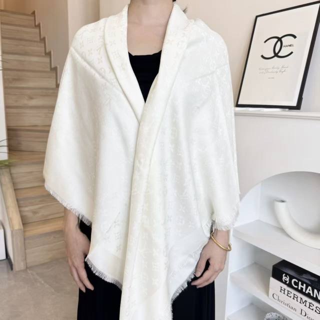 方巾 Lv披肩经典金丝搭配丝毛混纺的华美质感，与成衣和配饰系列单品搭配相宜。 尺寸：140 X 140Cm 面料： 57%羊毛，43%真丝