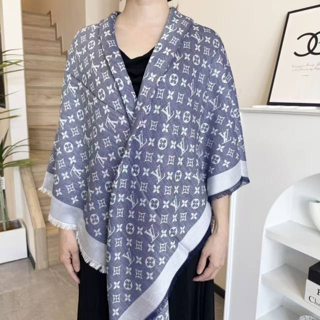 方巾 Lv披肩经典金丝搭配丝毛混纺的华美质感，与成衣和配饰系列单品搭配相宜。 尺寸：140 X 140Cm 面料： 57%羊毛，43%真丝