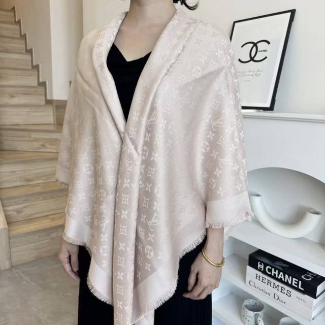 方巾 Lv披肩经典金丝搭配丝毛混纺的华美质感，与成衣和配饰系列单品搭配相宜。 尺寸：140 X 140Cm 面料： 57%羊毛，43%真丝