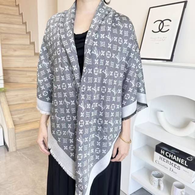 方巾 Lv披肩经典金丝搭配丝毛混纺的华美质感，与成衣和配饰系列单品搭配相宜。 尺寸：140 X 140Cm 面料： 57%羊毛，43%真丝