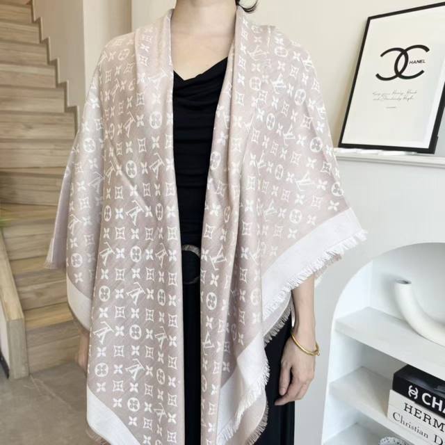 方巾 Lv披肩经典金丝搭配丝毛混纺的华美质感，与成衣和配饰系列单品搭配相宜。 尺寸：140 X 140Cm 面料： 57%羊毛，43%真丝