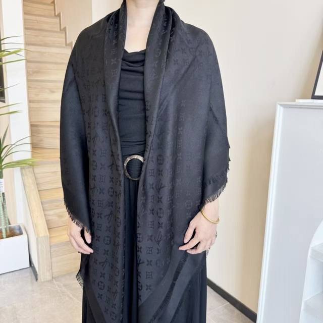 方巾 Lv披肩经典金丝搭配丝毛混纺的华美质感，与成衣和配饰系列单品搭配相宜。 尺寸：140 X 140Cm 面料： 57%羊毛，43%真丝