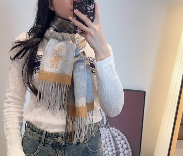 Burberry 巴宝莉双面围巾好看的要疯掉了，太有型太有魅力了非常斯文时尚的秋冬单品！真的很喜欢，非常Classical的男款设计 %羔绒，手感真的绝了上身效