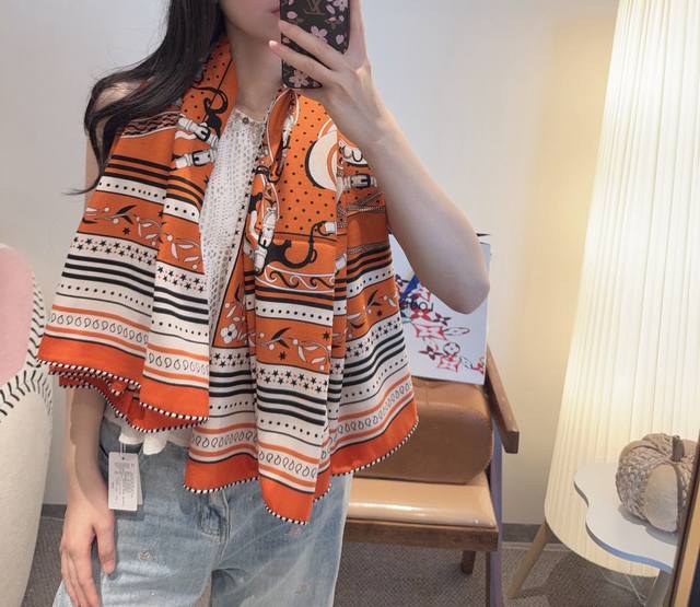 双面同色丝绒 尺寸：135×135Cm 材质：30真丝70羊绒 爱马仕的“亚马逊庆典”图案丝巾的设计灵感来源于对马术文化的独特诠释。这款丝巾的设计灵感源自“亚马