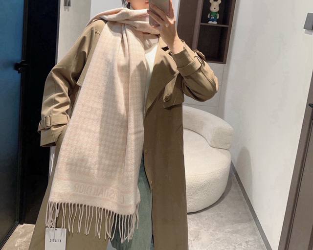 D家。 高端品质！高克重！ 原版开模！定制面料！上新！ 迪 奥最新款到货！经典千鸟格围巾 什么年龄的人都合适！时尚百搭！又一经典力作 粉白 黑白，2给我绝美颜色