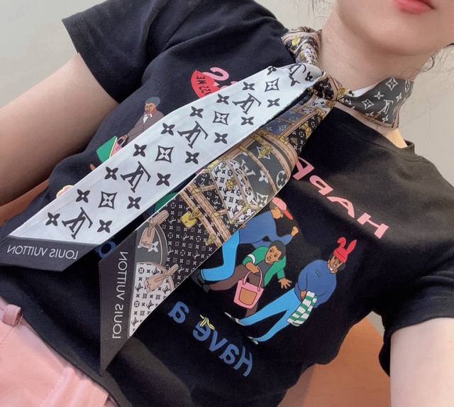 Lv今年出的神仙配色超级Nice官网最新款，Tiwlly官网同步在售。上新，终于到货了，Lv最新双层束发带~绑带.领结.飘带各种多用途国内官网也上架了售价184