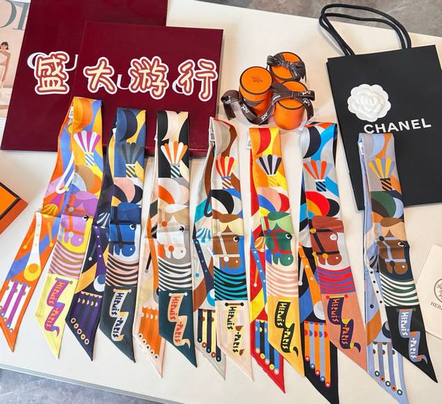 上新，“盛大游行”爱马仕重磅斜纹真丝飘带，正品开版，专柜同步 爱马仕新款Twilly，顶级斜纹真丝打造 超精细的印花 字迹非常清晰 规格：5X86Cm，100%