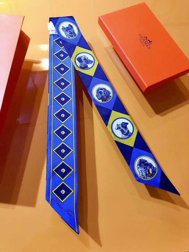 Phms2107 爱马仕小狗束发带 双面双款！顶级斜纹真丝打造 超精细的印花非常清晰 绝对是送礼自用的首选丝带既可绕于颈间，亦可缠于腕部、腰部，同样也可以搭配在