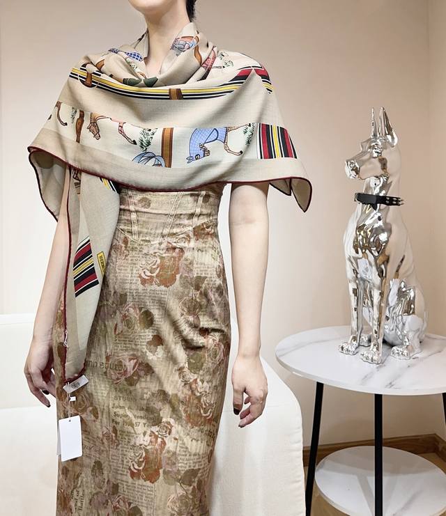 金质马刺与骏马的披挂叠印版”披肩 140顶级丝毛双面同色 手工卷边30%桑蚕丝70%羊毛 这款迷人的140披肩令您散发内在优雅和从容自信。此柔软轻盈的配饰制作精