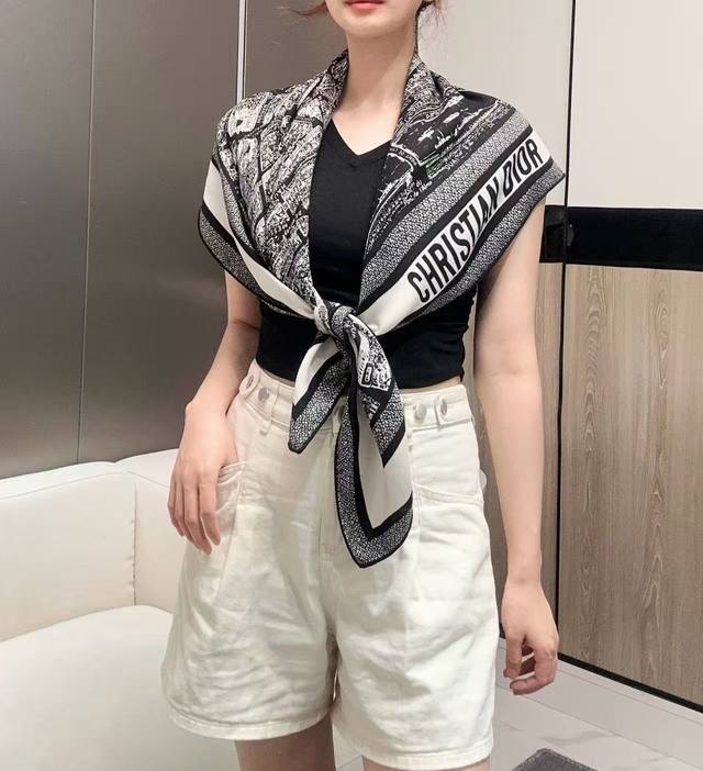Dior 巴黎地图 黄金尺寸110*110 双面同色丝绒方巾 不爱140繁复尺寸的姐妹可以选择110哦～ Plan De Paris 巴黎地图 这款方巾饰以本季