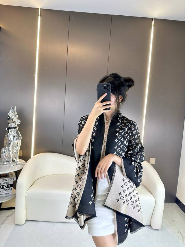 经典老花长巾~也是提升气质和品味的好单品开售以来评价都非常好，四季必备！！真的无敌实用！！Lv难得的丝毛长巾专柜的限量版，锁边都是特别的设计面料手感真的很好，带