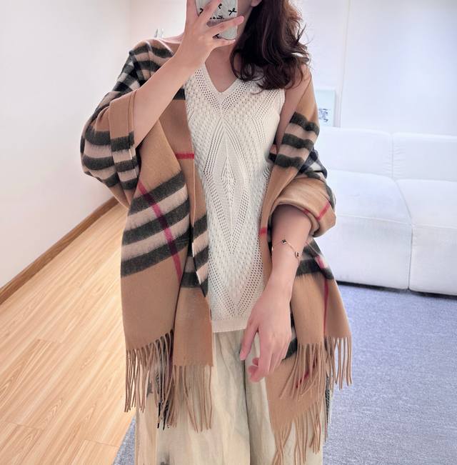 巴宝莉经典格子万年款，Bbr战马刺绣经典 小格披肩 品质手感好到不行 %羊羔绒高尖端产物绝对令人尖叫的品质时尚大牌的顶尖设计款..经典格子搭配时尚拼色是此款令人