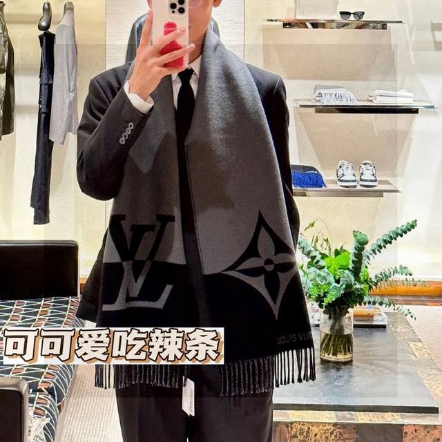 Lv Graphic Dual围巾采用舒软毛诚信混纺裁出宽幅尺寸，以鲜明双色设计烘托Lv字母，翻转即现Monogram花卉和路易威登标识，太好看了 ，再以纤长流