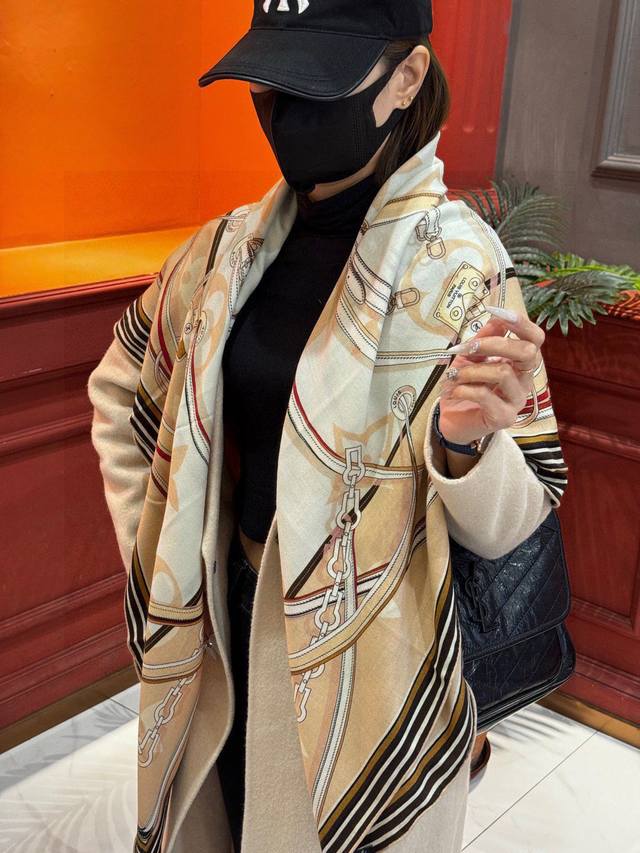 上新 Monogram Jacquard Denim 140丝绒 方巾 高定版 双面同色 有些款式他值得用最顶级的工艺去呈现 最具收藏价值丝巾款式 永远不会被淘