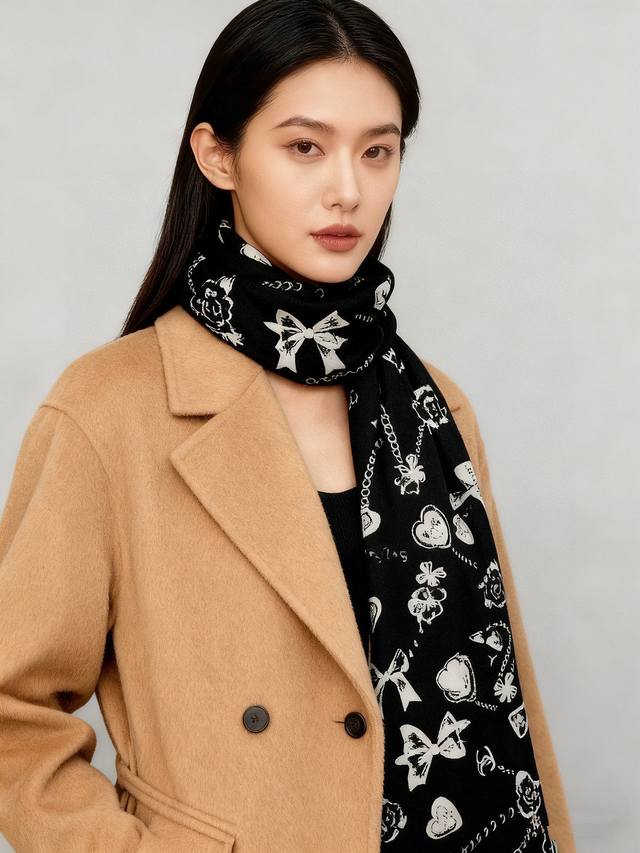 Chanel ~25秋冬新品～ 爱心珍珠四叶草 140双面丝绒披肩 手工卷边丝绒方巾 30%桑蚕丝70%羊绒 这款经典单品展现强大而迷人的女性魅力精髓。此140