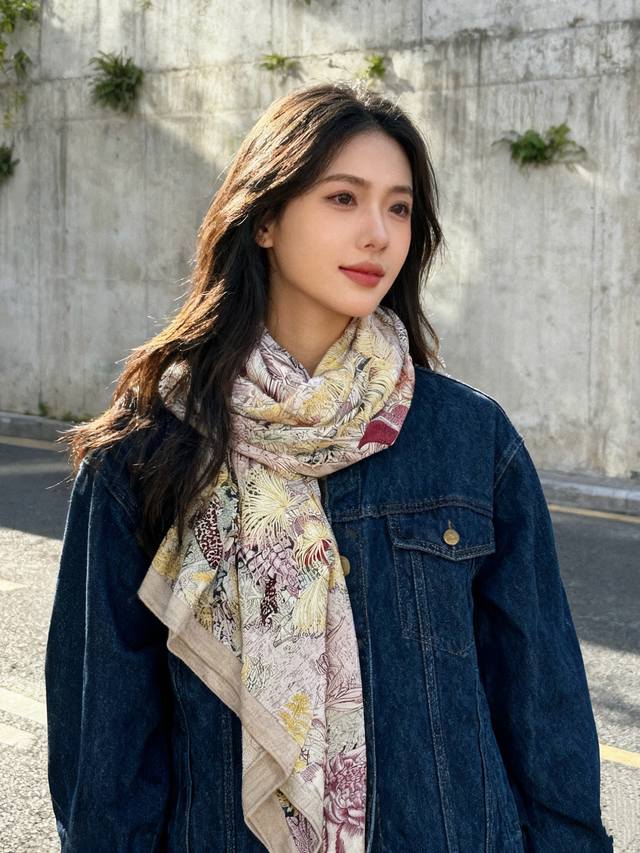 重磅推荐的140顶级丝绒双面异色披肩 回归自然 披肩尺寸：140*140方巾 70%羊绒30%真丝 这张复杂的手绘作品是“View From The Hills