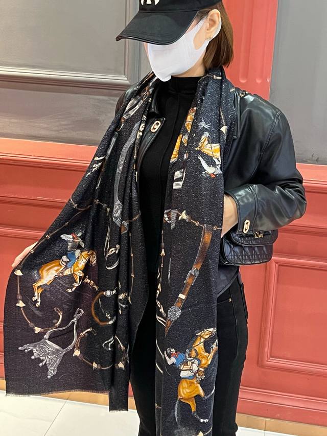 会发光发亮的围巾 新款买了都说好看推荐顶级工艺超值爱马仕专柜爆款立体呈现图案纹路实物档次极高特殊工艺高端研发惊艳问世特殊尖端工艺处理受到白富美的喜欢 无论是品质