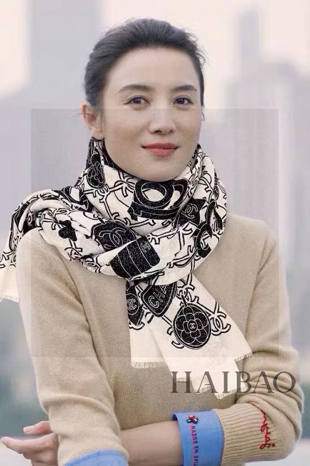 会发光发亮的围巾 新款客供银线羊绒面料长巾 美翻了[流泪] 银线心愿锁长巾 御用殿堂级极新款专柜在售 纯羊绒亮片独特设计风格加上富有香家经典Logo图案印花 美