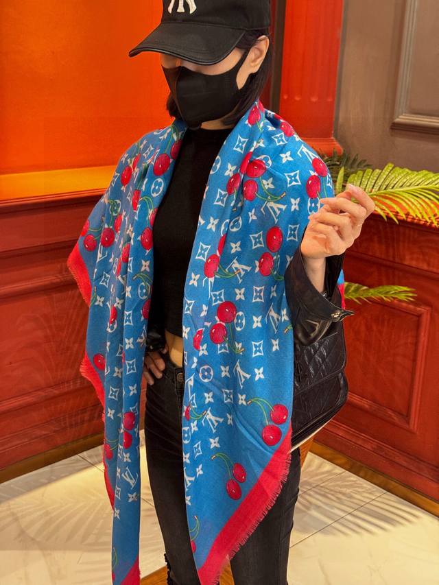 上新 新款樱桃Lv羊绒方巾 Lv X Tm Monogram Cerise 出自路易威登 X 村上隆复刻系列，以明快的艺术风格重绎经典品牌标识。Monogram