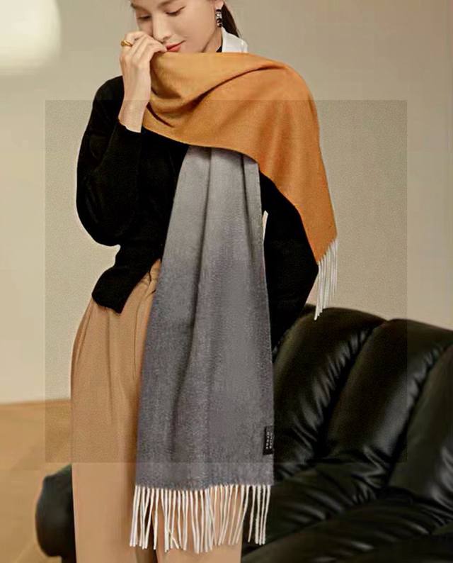 太美了 爱马仕 情侣款 美到要尖叫专柜最新款英伦欧美范儿 多色渐变 又是一款即时尚又实用的大围巾&长巾，撞色的颜色搭配很协调，围巾手感柔软，戴起来时尚暖和，大气