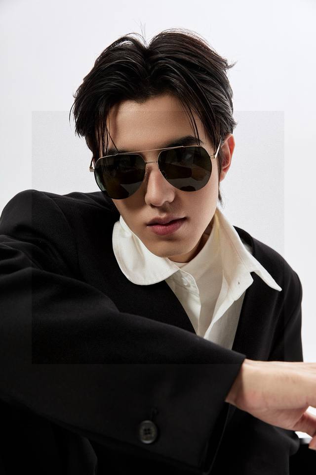 Gucci 男款炫彩飞行员偏光太阳镜 材质：高清尼龙加厚卡槽高清偏光镜片 无边框镜架颜型号：G61801