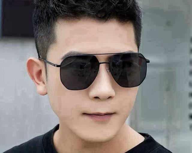 Lv 男款炫彩飞行员偏光太阳镜 材质：高清尼龙加厚卡槽高清偏光镜片 无边框镜架颜型号：L38902