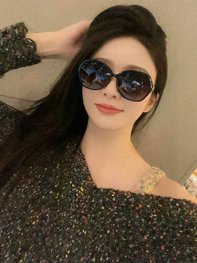 Chanel 香奈儿 2025新款山茶花潮流爆款 时尚圆框高清偏光太阳镜 佩戴舒适 网红潮款墨镜 型号：Ch8751