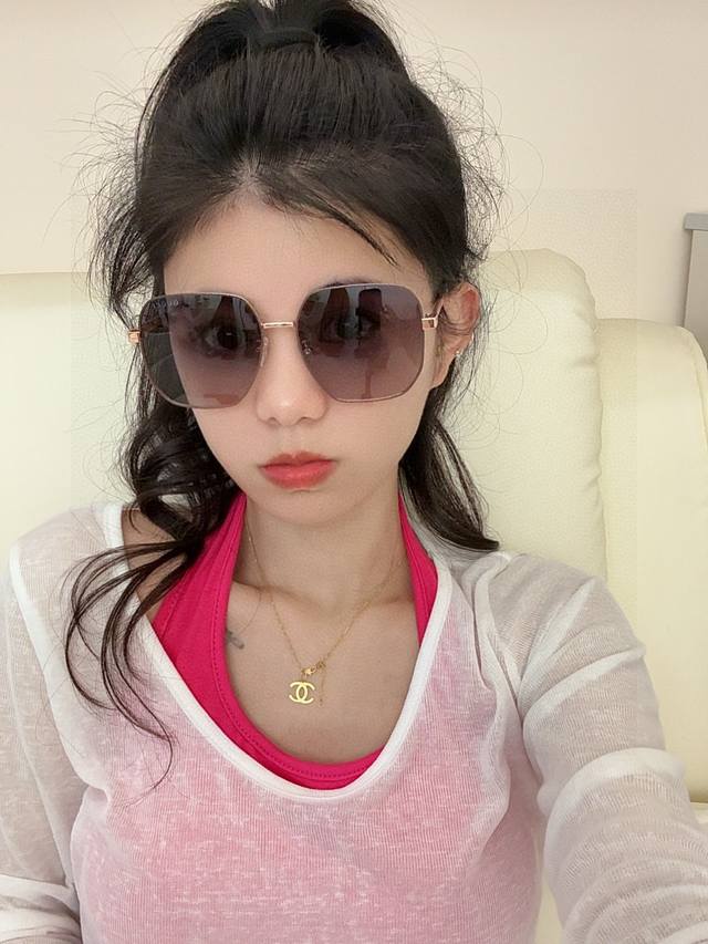 偏光系列 Gucci 经典的方框设计，不挑脸型，无论搭配大衣还是连衣裙都非常显气质尼龙偏光镜片预防紫外线 型号：G1622