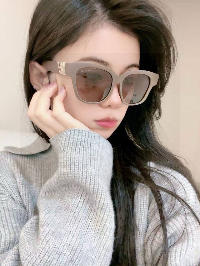 Tr偏光系列 Lv大框太阳镜墨镜经典的方框设计，不挑脸型，无论搭配大衣还是连衣裙都非常显气质偏光镜片预防紫外线 型号：型号：L5516