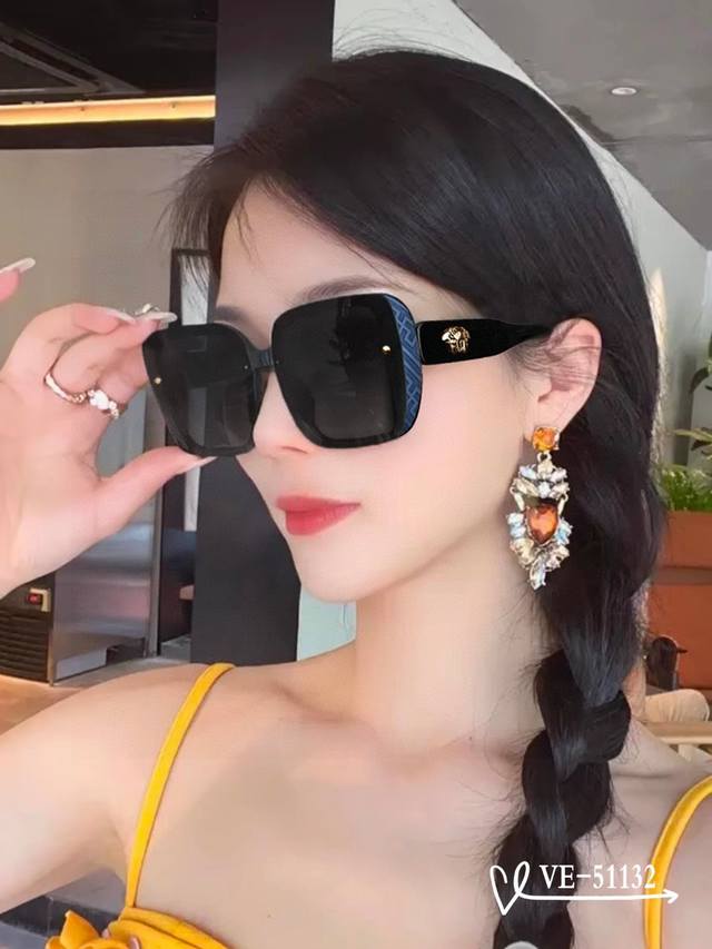 Versace-范思哲 . 宝丽来树脂偏光镜片 . Tr90镜架轻便佩戴舒适 . Size 58-17-142， . 款太阳镜减轻强光负担，遮挡有害光线防辐射，