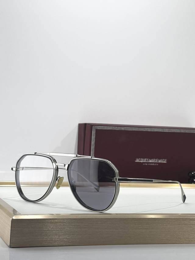 Jacques Marie Mage 金属天花板系列 双圈双色电镀设计原版复刻 日本手工眼镜 镜框採用厚金属打造出復古的镜框作品，而鏡面正面，卻保留著纖幼線條，