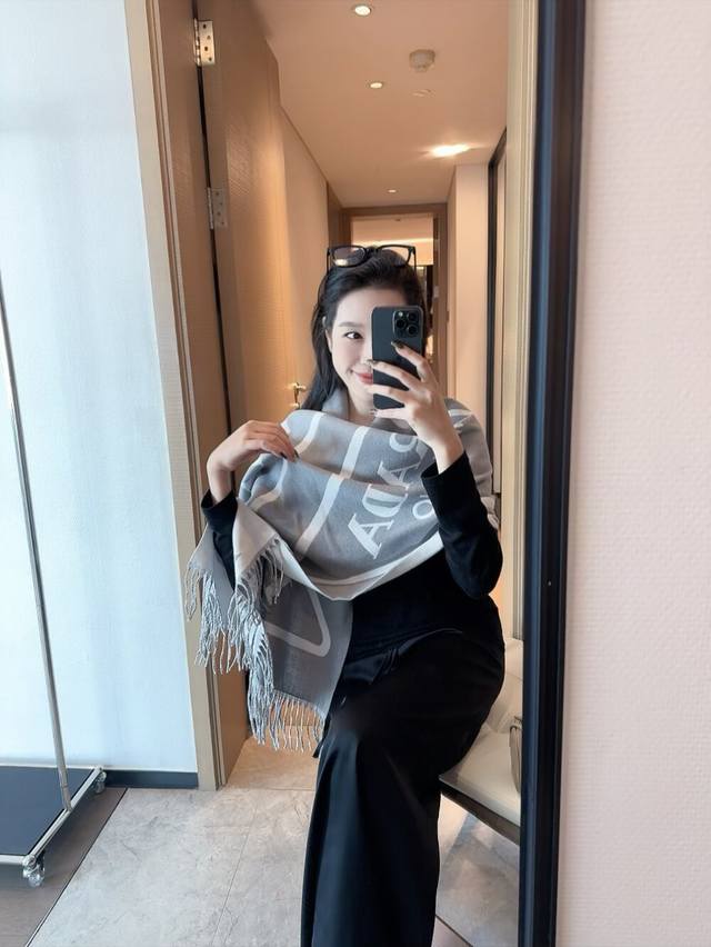 普拉达Prada官网最新羊毛围巾官网原单复刻.非常柔软亲肤，弹性很好有质感又非常百搭的款式~非常保暖的 ，秋冬必备神器，男女通用，真心推荐尺寸18065