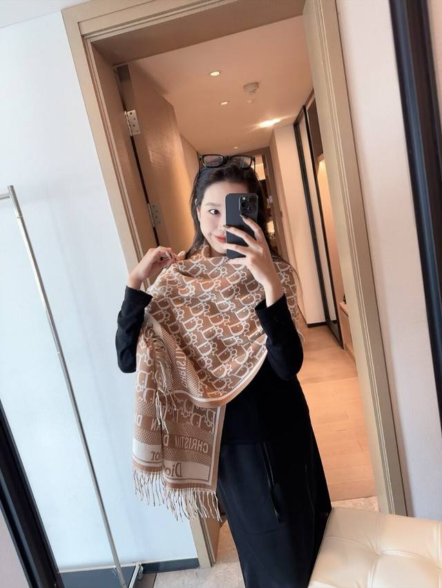 Dior 迪奥 100%山羊绒围巾啦 绝美配色 爆款专柜最新款式 羊绒 超百搭！超显气质！！大爱大爱 采用克什米尔进口羊绒这么大比重的羊绒真的超级少见整体是双面