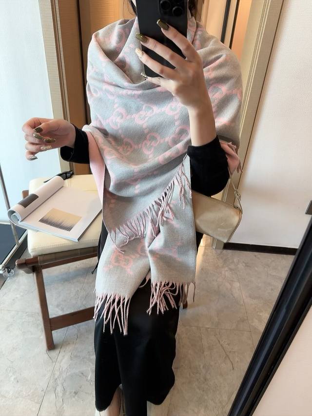 Gucci 古奇经典羊绒围巾来个硬货.麻溜的安排上.纯正出口原订单已经交货一批，其中一批刚过海关，直蹦英国.最后一批还在紧急生产中.这种货已经不想多描述了，万年