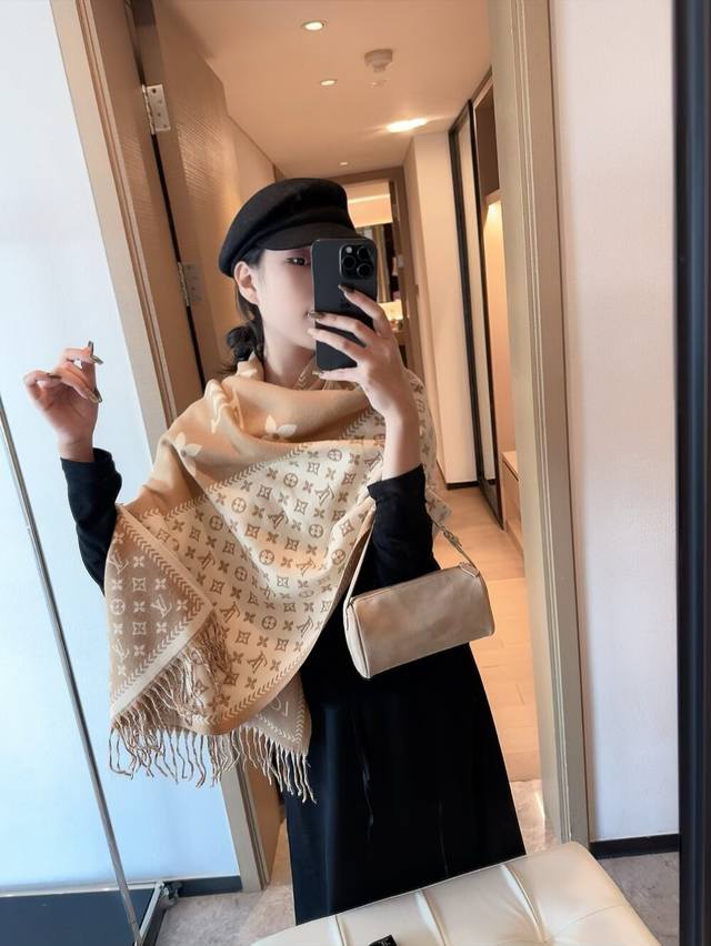 独家最强牛货Lv路易威登极品硬货品质极好极好的是个人都见过的一款 可是你未必见过最高端的女人的衣柜里面绝对不能少的一件单品，但是你千万别拿某宝廉价的货色来磕碜自