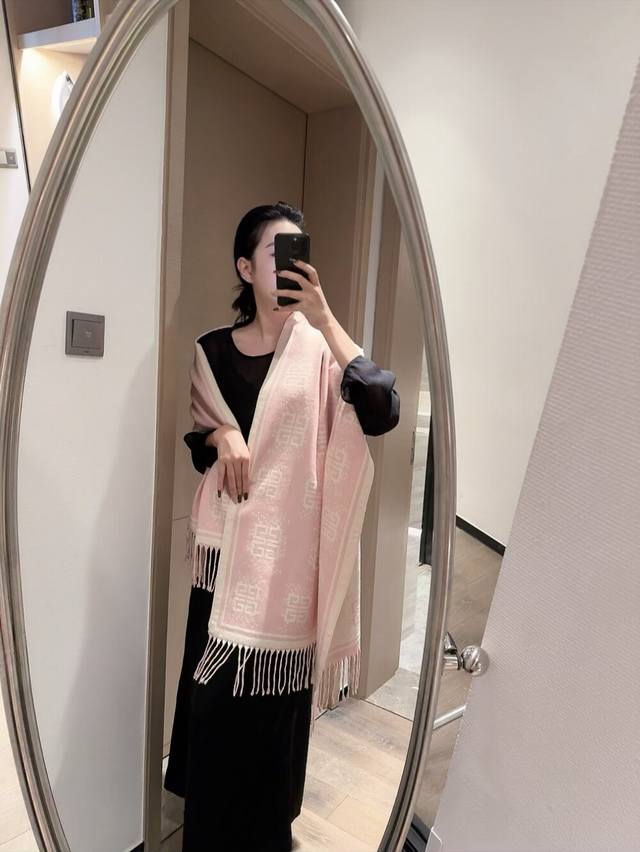 Givenchy羊绒长巾 新款长巾 极力推荐款重磅进口纯羊绒围巾，最好的羊绒纤维，没有一丝杂色，真正的奢侈品中的极品，质感显得更加奢华，手感棒极了质感品质不想多