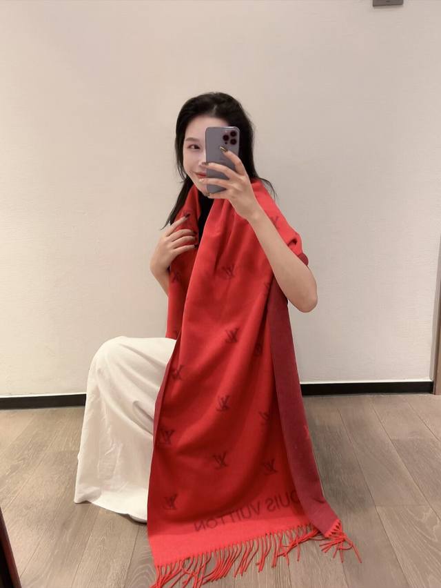 极品重磅高手级别御用推荐Lv这款高级羊绒针织围巾真的太美了，很少有秋冬款的围巾有这种仙美仙美的感觉整条围巾纯羊绒纱线针织打造镂空感，然后再用进口细纱线镶嵌叠加在