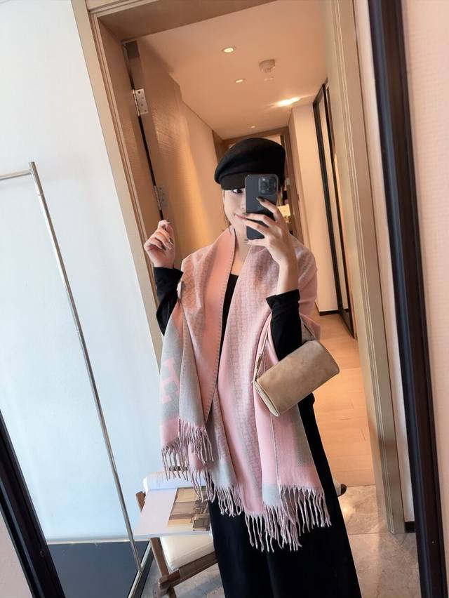 Hermes 爱马仕怒推走量爆款经典小格子围巾重磅推荐 100%绵羊毛非常保暖 柔软亲肤，不扎脖经典格子设计，搭配大H标志，低调奢华有内涵。男女通用情侣款，Si