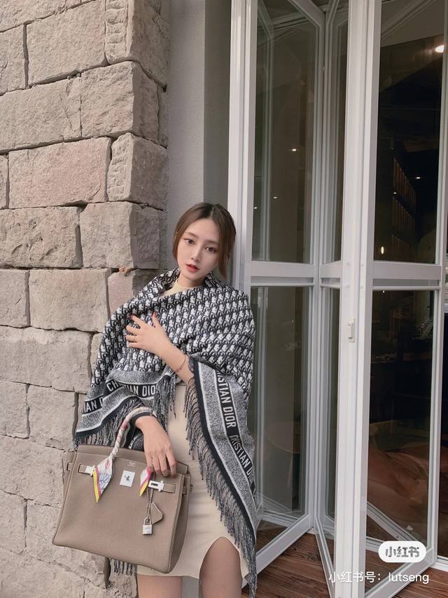 Dior的经典老花的配色用到太多的产品上面了，不管是包包，鞋子和手袋，都是自成一派的风格。 这款海军蓝色羊毛和兔毛混纺披肩重新诠释了 Dior 最初于 1967